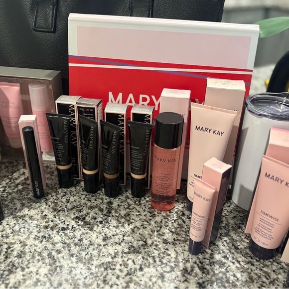 Mary Kay TimeWise Foundation Collection - Pink and Black